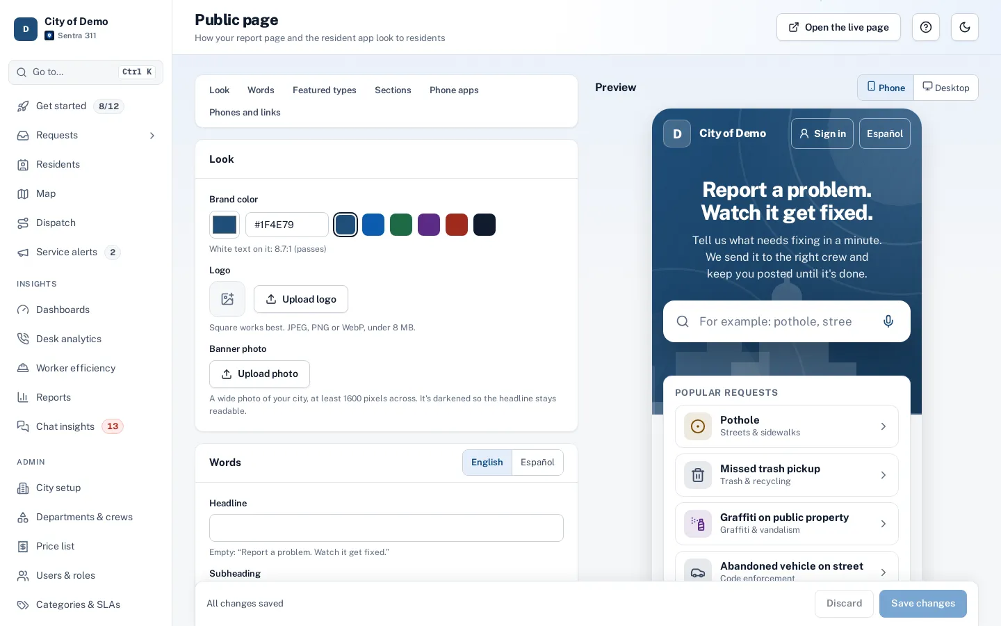 The public page editor with color, banner and headline settings on the left and a live preview on the right.